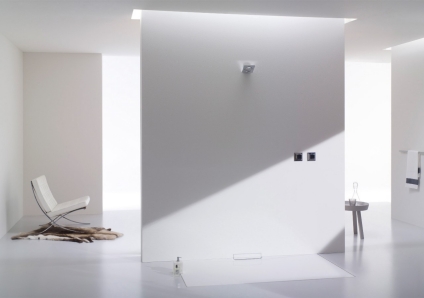 Deisgnschön: der Ablauf der Dusche  liegt fast unsichtbar hinter einer dezenten Blende an der Wand. Dadurch gewinnt die Dusche optisch an Größe und gleichzeitig an Eleganz.